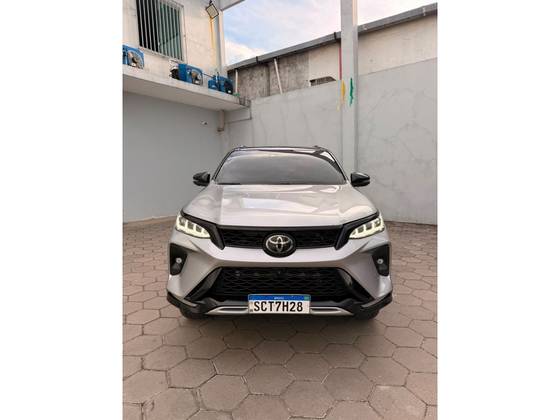 TOYOTA HILUX SW4 2.8 D-4D TURBO DIESEL DIAMOND 7L 4X4 AUTOMÁTICO